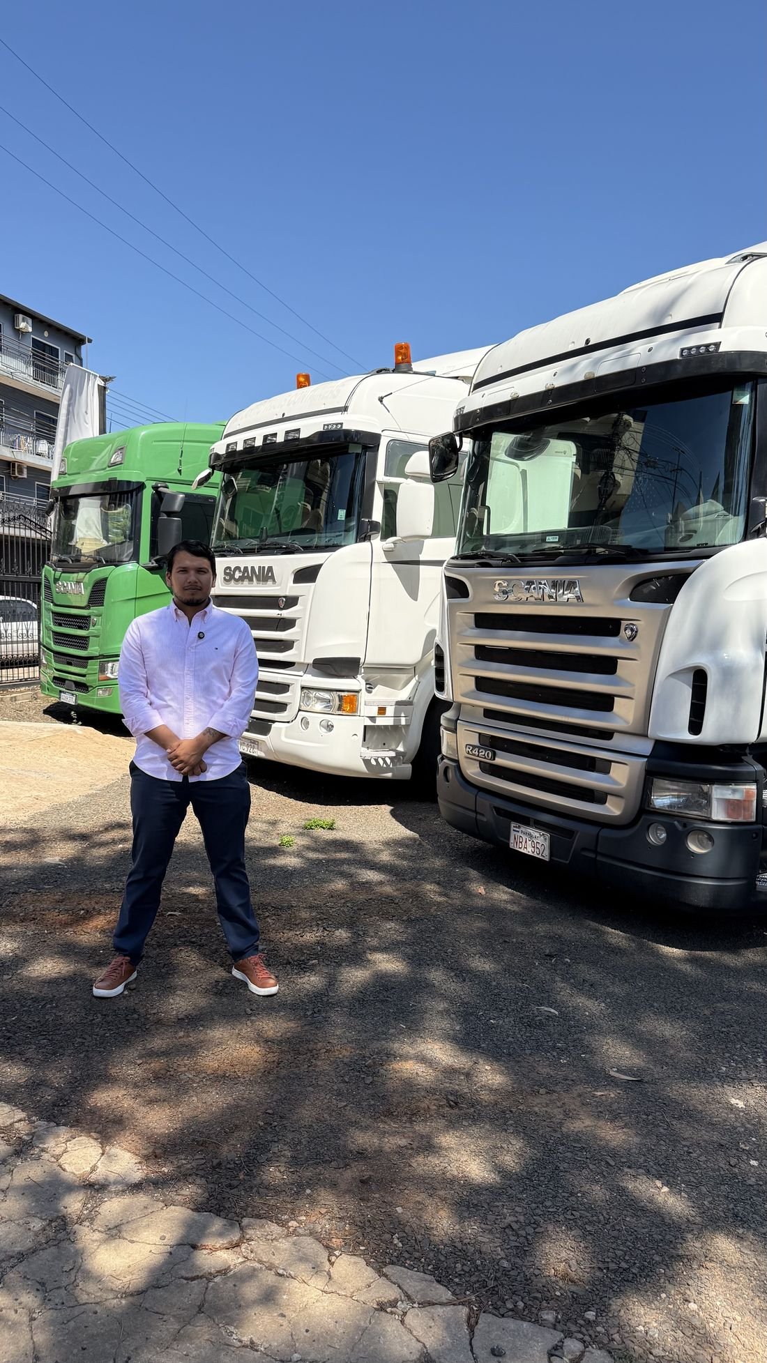 Iván Zárate junto a una Scania en Ciudad del Este